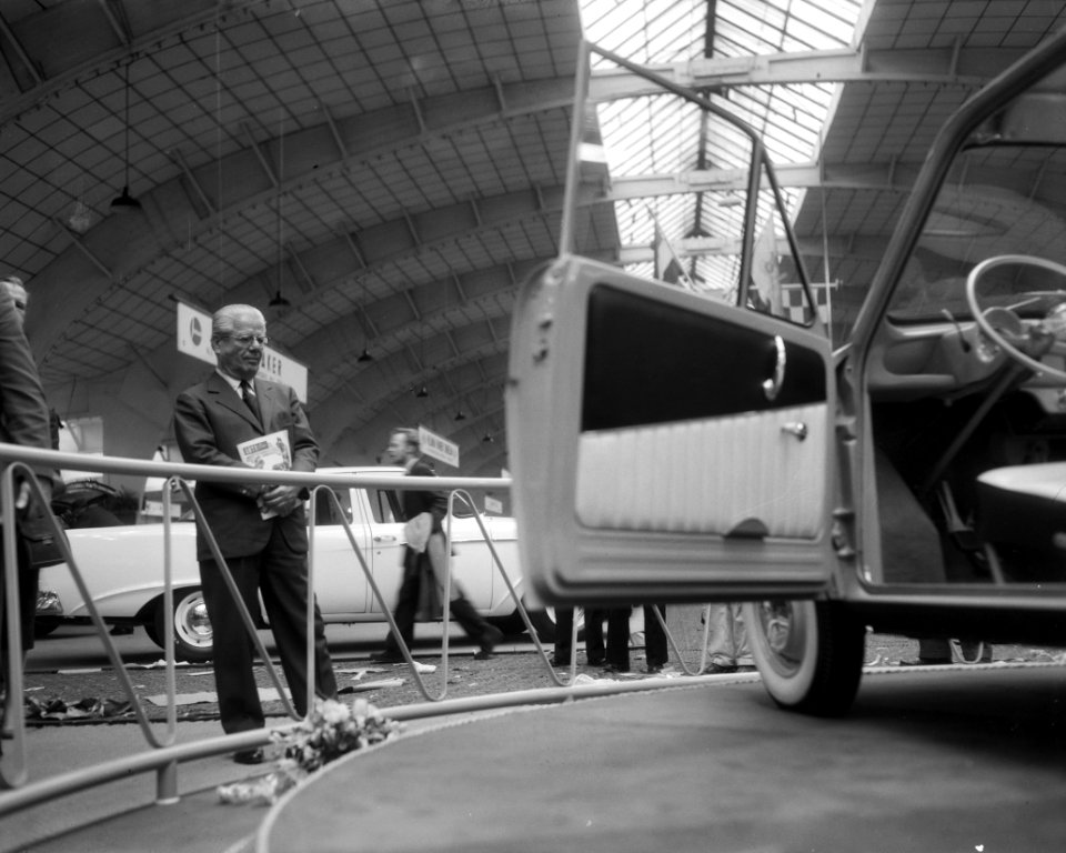 Opbouw autotentoonstelling in de RAI Italiaanse autobouwer Farina staat de DAF , Bestanddeelnr 909-3308