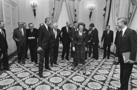 Op Paleis Noordeinde ontvangt koningin Beatrix minister BZ en Defensie WEU, Bestanddeelnr 934-2315
