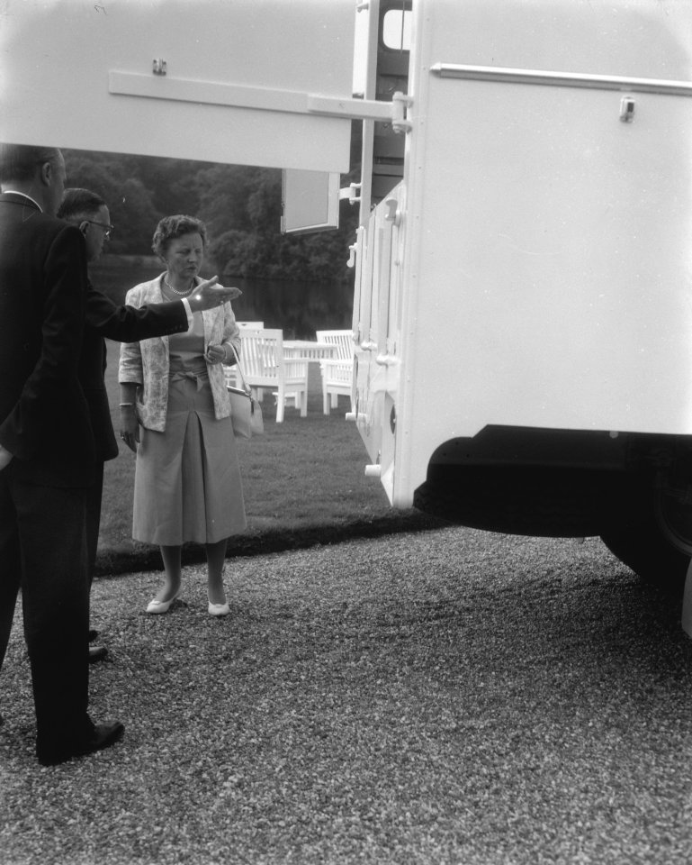 Op paleis Soestdijk wordt aan koningin Juliana een Rode Kruisauto aangeboden, Bestanddeelnr 909-8569