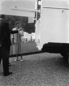 Op paleis Soestdijk wordt aan koningin Juliana een Rode Kruisauto aangeboden, Bestanddeelnr 909-8569