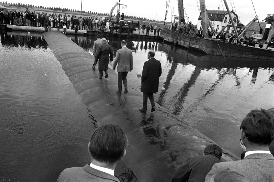 Opblaasbare stuw (schulpstuw) in Ringvaart rond Haarlemmermeer, Bestanddeelnr 925-8278