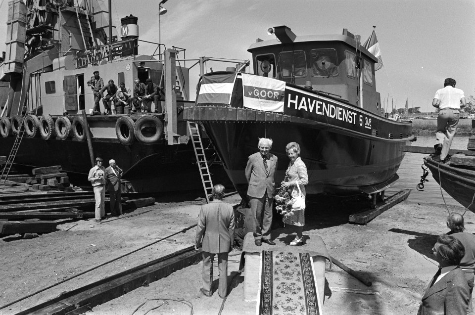 Op scheepswerf Van Gooi in Monnickendam tewaterlating van patrouillevaartuig voo, Bestanddeelnr 928-6483