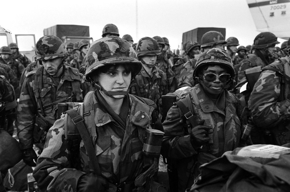 Op Schiphol arriveerden vandaag een aantal Amerikaanse deelnemers aan de NAVO-oe, Bestanddeelnr 933-1996