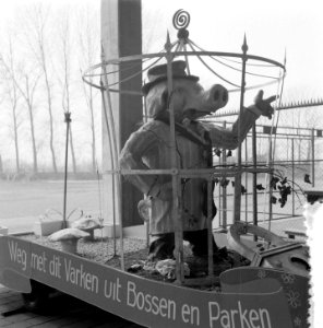 Opbouw van een praalwagen met het motto Weg met dit Varken uit Bossen en Parken, Bestanddeelnr 907-4552