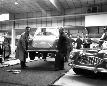 Opbouw van de autotentoonstelling in de RAIDiverse stands, Bestanddeelnr 909-3291