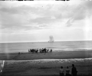 Opblazen van mijnen in zee bij Zandvoort, Bestanddeelnr 901-8958