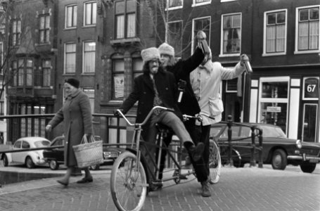 Op tandem met oliebollen en champagne op weg naar 1972, Bestanddeelnr 925-2732