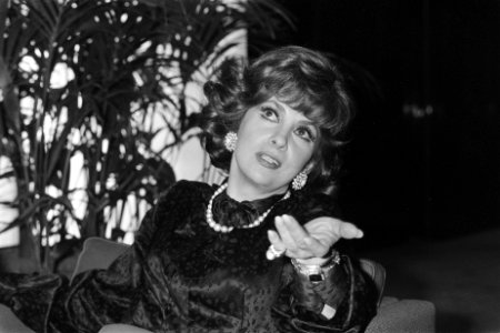 Op Schiphol filmster Gina Lollobrigida ivm een in Rotterdam te openen exposit, Bestanddeelnr 931-1985
