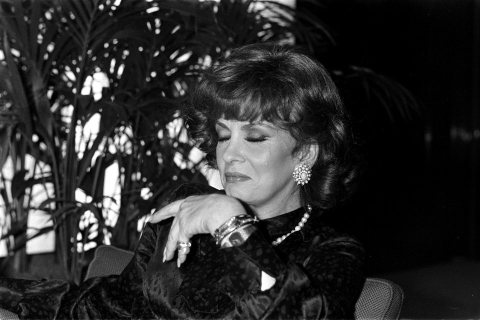 Op Schiphol filmster Gina Lollobrigida ivm een in Rotterdam te openen exposit, Bestanddeelnr 931-1986