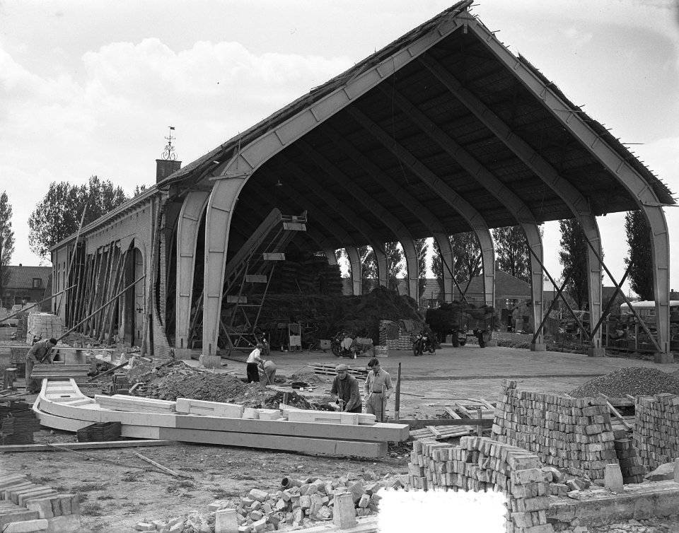 Opbouw in rampgebied. Plaatjes s Gravendeel. Opbouw van schuren, Bestanddeelnr 905-7109
