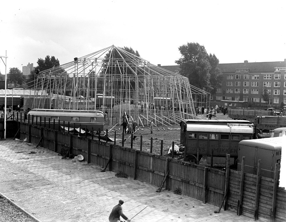 Opbouw tent van Circus Mikkenie. Opdracht Jansens en Compagnie., Bestanddeelnr 903-0308