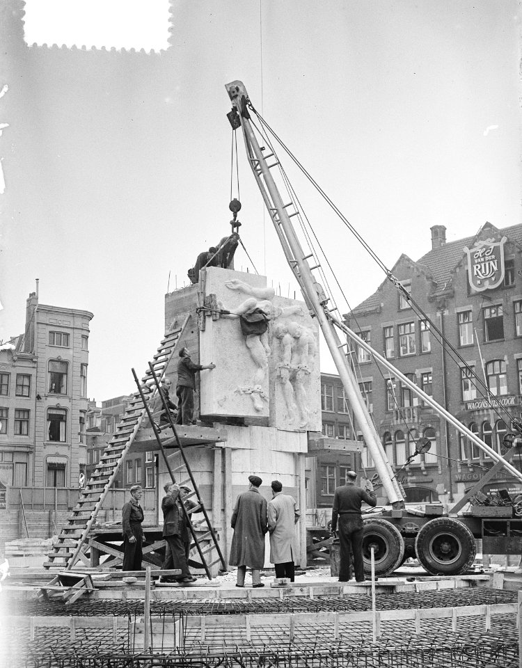 Opbouw Nationaal Monument plaatsen beeldenreliëfs Rädecker, Bestanddeelnr 907-3849