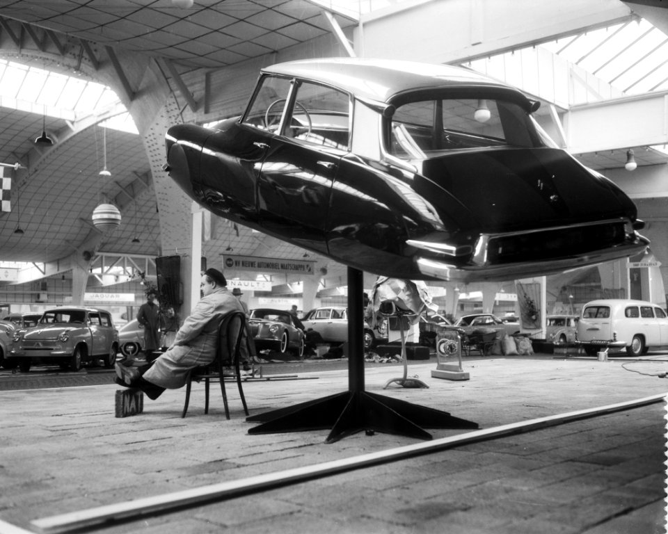 Opbouw van de autotentoonstelling in de RAI Citroen DS19, Bestanddeelnr 909-3285