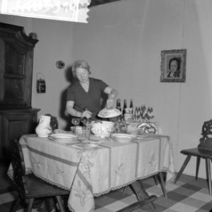 Opbouw Femina. Vrouw achter tafel, Bestanddeelnr 912-9331