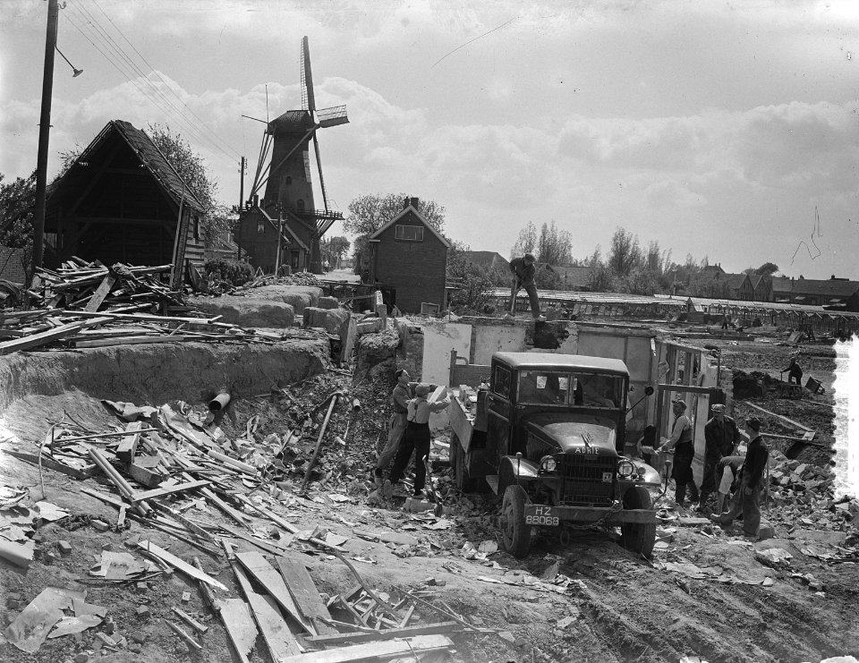 Opbouw in rampgebied. Plaatjes s Gravendeel. Op Molendijk worden de verwoeste wo, Bestanddeelnr 905-7106