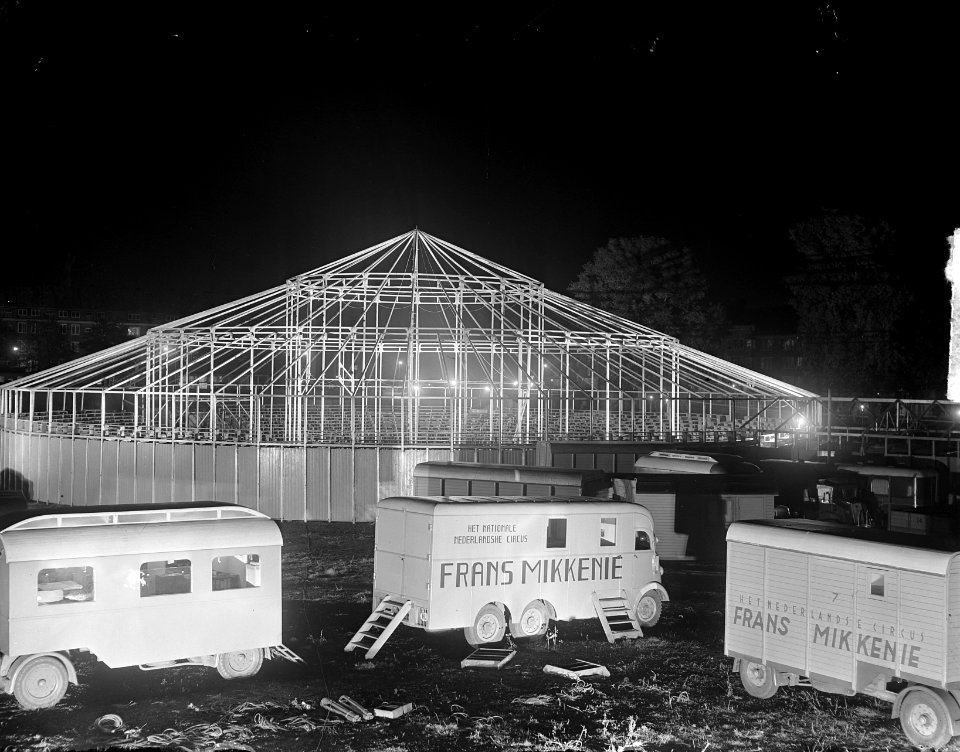 Opbouw Circus Mikkenie . Met schijnwerpers, Bestanddeelnr 903-0321