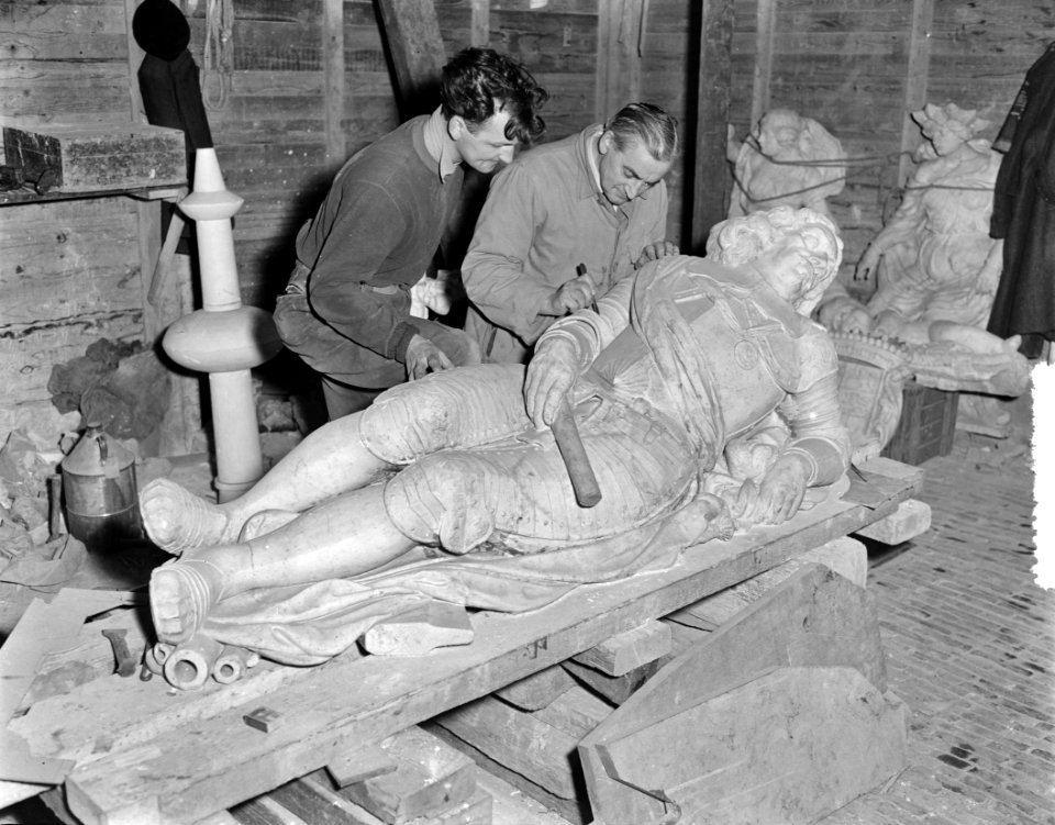 Opbouw St. Laurenskerk Rotterdam, restauratie grafmonument Witte Corneliszoon de, Bestanddeelnr 907-5160