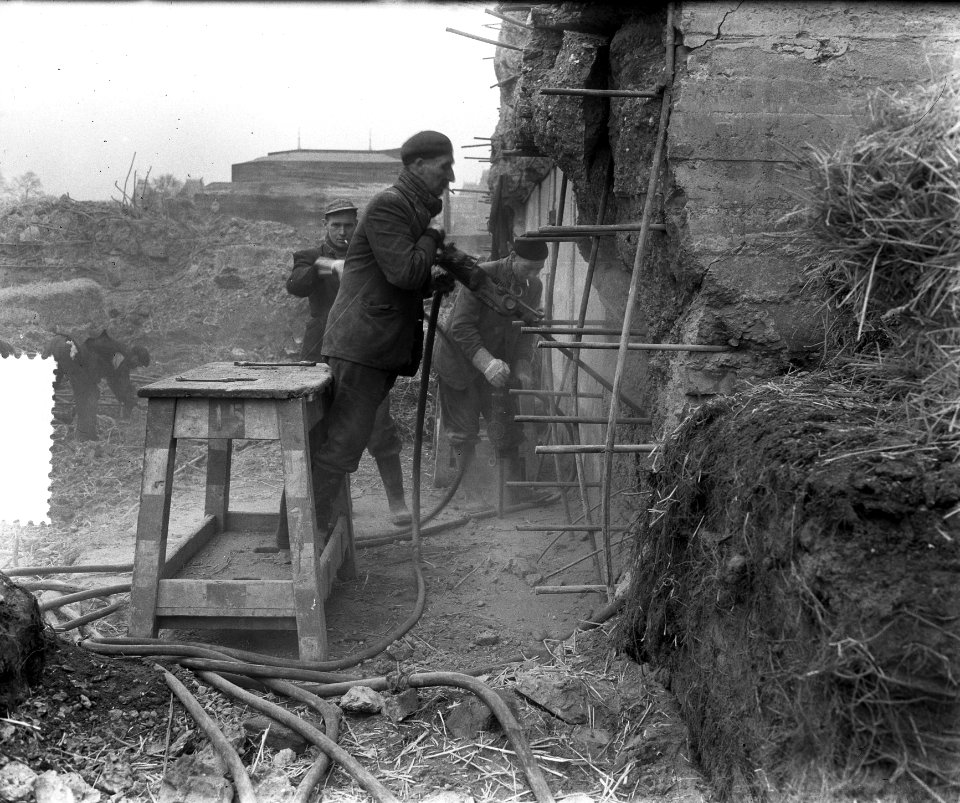 Opblazen bunkers Museumplein. Aanbrengen springstof, Bestanddeelnr 905-5024