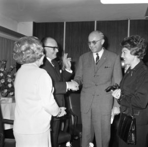 Opdracht afscheid heer J.D. Veen van GEB en ICA, Bestanddeelnr 921-8181