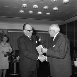 Opdracht afscheid heer J.D. Veen van GEB en ICA, Bestanddeelnr 921-8174