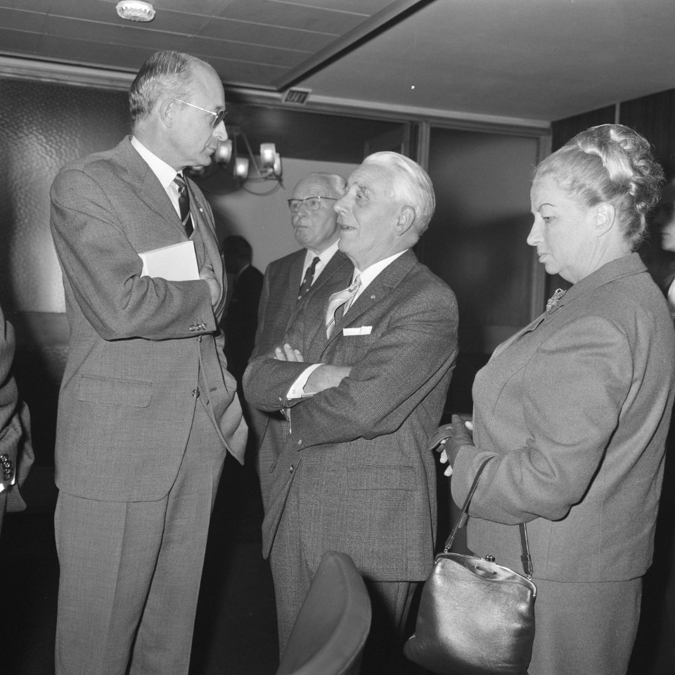 Opdracht afscheid heer J.D. Veen van GEB en ICA, Bestanddeelnr 921-8172
