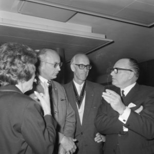Opdracht afscheid heer J.D. Veen van GEB en ICA, Bestanddeelnr 921-8193