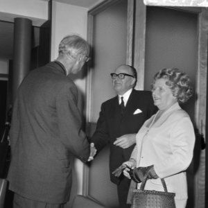 Opdracht afscheid heer J.D. Veen van GEB en ICA, Bestanddeelnr 921-8173