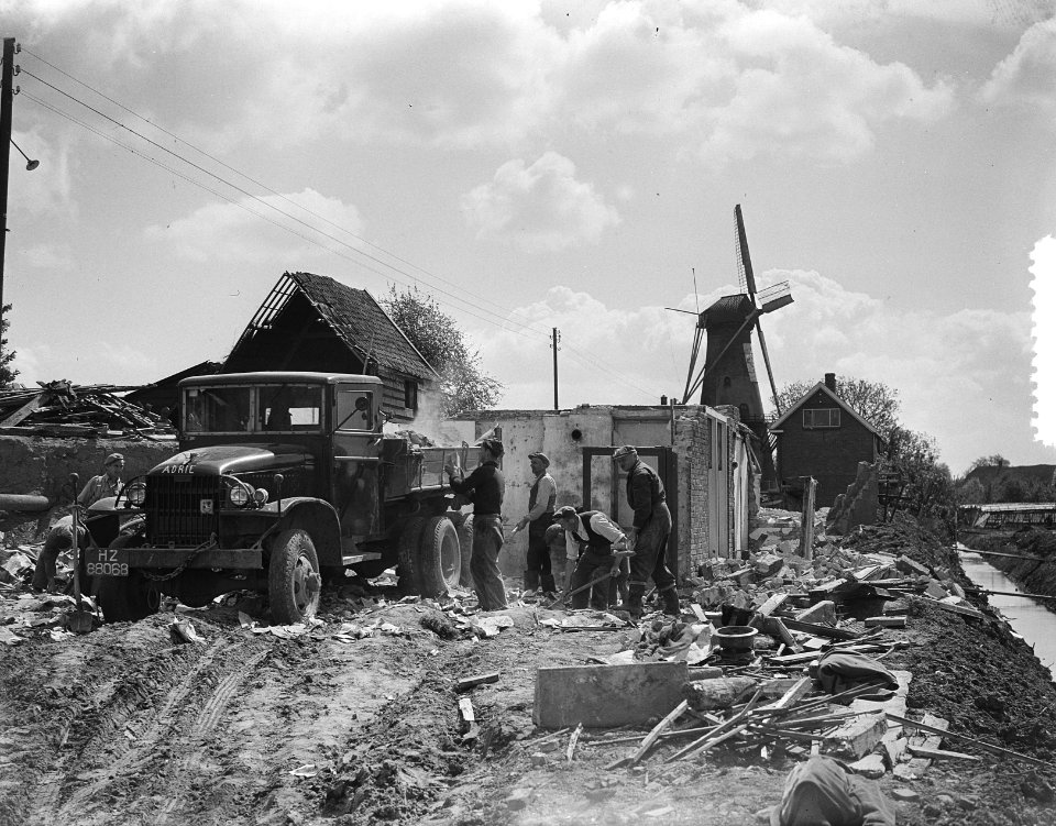 Opbouw in rampgebied. Plaatjes s Gravendeel, Bestanddeelnr 905-7105