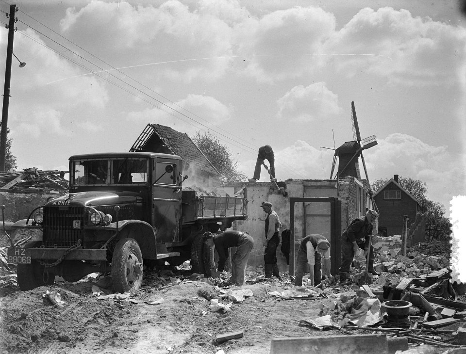 Opbouw in rampgebied. Plaatjes s Gravendeel. Op Molendijk worden de verwoeste wo, Bestanddeelnr 905-7107