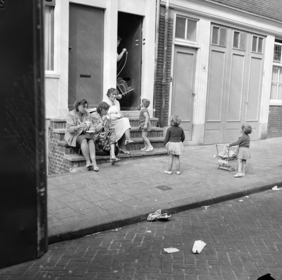 Opbouw Jordaanfestival, vrouwen drinken koffie, Bestanddeelnr 911-5806