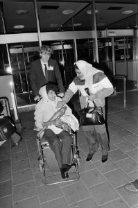 Opdracht GPD aankomst J. M. Gaspar (l) en zuster op Schiphol, Bestanddeelnr 933-9417