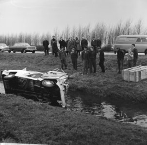 Op Rijksweg van Ypenburg personenauto 2 maal over de kop Links de gewonde bestu, Bestanddeelnr 915-7634