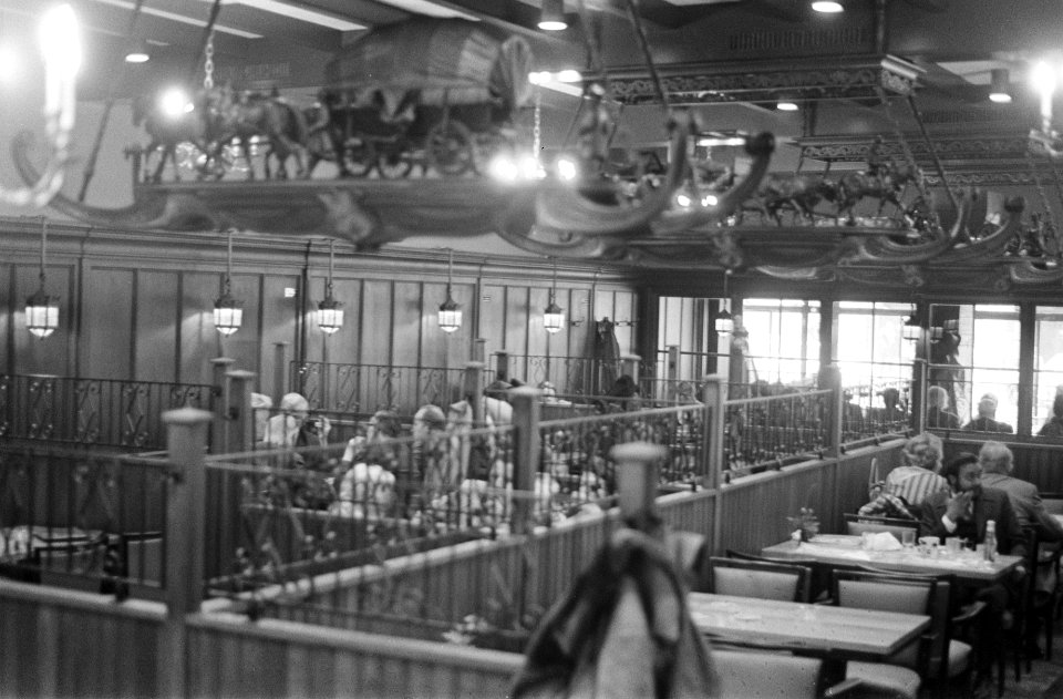 Opdracht Hotel Revue bij Hotel De Roode Leeuw, Bestanddeelnr 926-3194