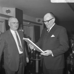 Opdracht afscheid heer J.D. Veen van GEB en ICA, Bestanddeelnr 921-8168