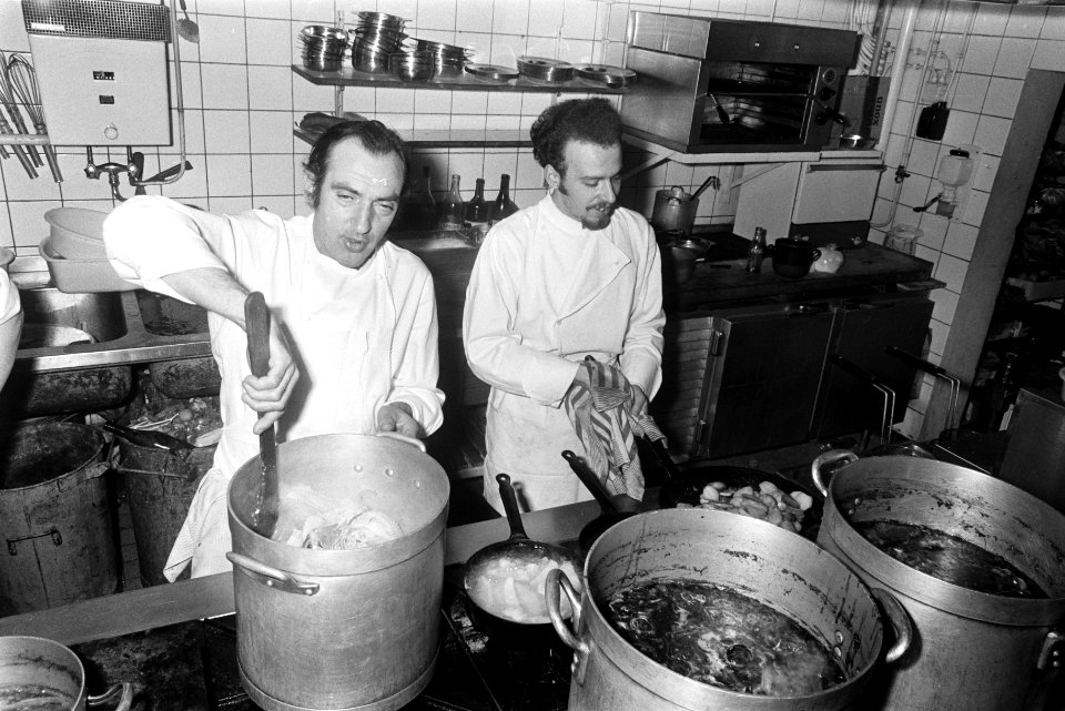 Opdracht Het Vaderland . Chefkok en sous-chef van Auberge Le 4 Canetons, Bestanddeelnr 923-0672