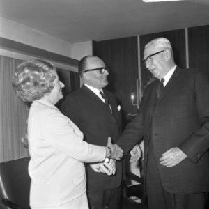 Opdracht afscheid heer J.D. Veen van GEB en ICA, Bestanddeelnr 921-8171