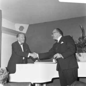 Opdracht afscheid heer J.D. Veen van GEB en ICA, Bestanddeelnr 921-8163