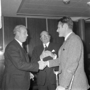 Opdracht afscheid heer J.D. Veen van GEB en ICA, Bestanddeelnr 921-8194