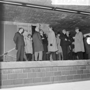 Op voorgrond v.l.n.r. Van Walsum, prof. Oud, achter Van de Berg, mr. Van der Man, Bestanddeelnr 917-7871