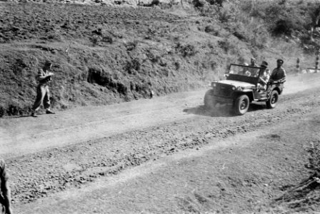 Op weg. S.H. Spoor achter het stuur van een jeep, links naast hem H.J. van Mook, Bestanddeelnr 7-4-4