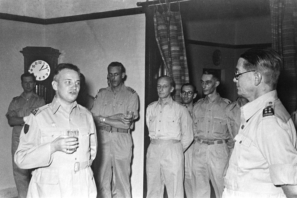 Op vrijdag 23 juli 1948 vertrokken uit de haven van Priok twee troepentransports, Bestanddeelnr 1770-2-2