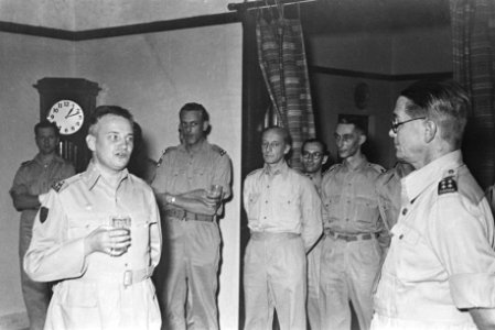 Op vrijdag 23 juli 1948 vertrokken uit de haven van Priok twee troepentransports, Bestanddeelnr 1770-2-2