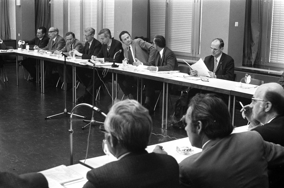 Op voorgrond (r) Harry ter Heide (voorzitter NVV) en op achtergrond de ministers, Bestanddeelnr 925-7171