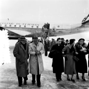 Op Schiphol arriveerde de gouverneur van Nieuw-Guinea, H.E. van Waardenburg. Het, Bestanddeelnr 905-4547