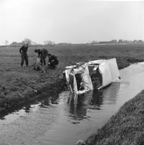 Op Rijksweg van Ypenburg personenauto 2 maal over de kop Links de gewonde bestu, Bestanddeelnr 915-7637
