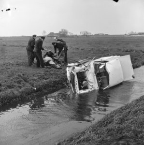 Op Rijksweg van Ypenburg personenauto 2 maal over de kop Links de gewonde bestu, Bestanddeelnr 915-7630
