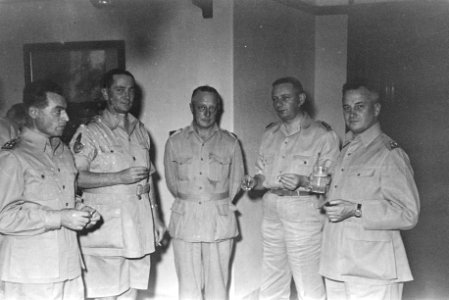 Op vrijdag 23 juli 1948 vertrokken uit de haven van Priok twee troepentransports…, Bestanddeelnr 1770-2-4