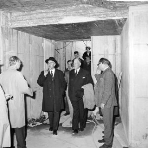 Op voorgrond v.l.n.r. Van Walsum, prof. Oud, achter Van de Berg, mr. Van der Man, Bestanddeelnr 917-7870