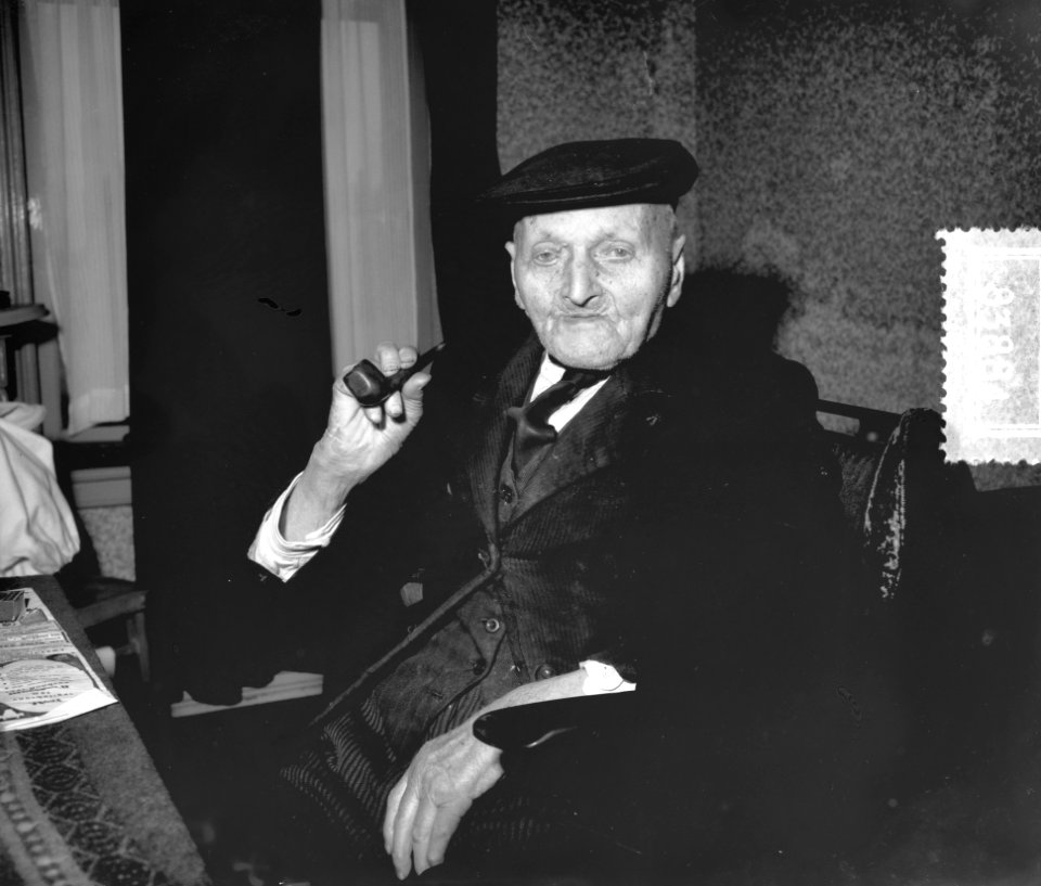 Opa J. Kip wordt 18 maart 106 jaar, Bestanddeelnr 908-3884