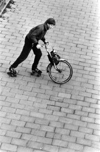 Op rolschaatsen met de brommer, Bestanddeelnr 932-4759